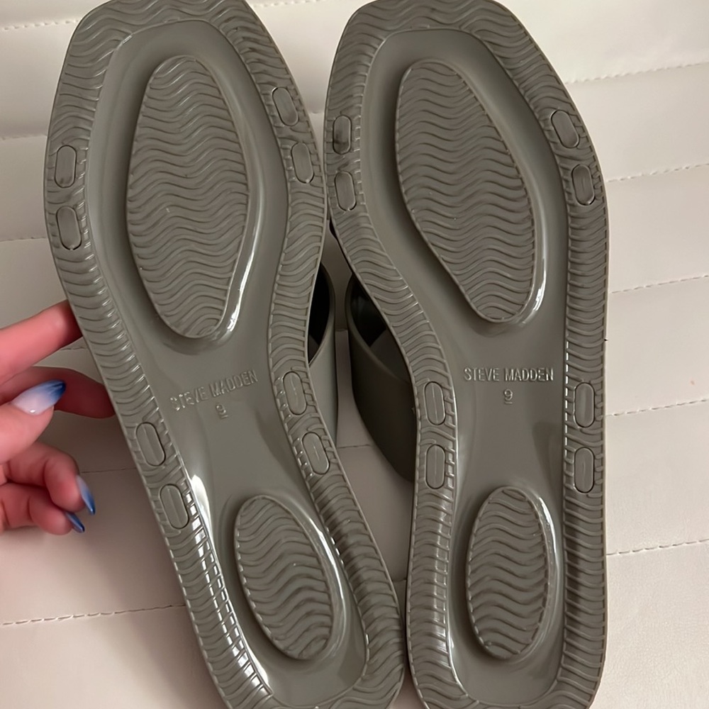 steve madden gray sandal - Picture 3 of 3